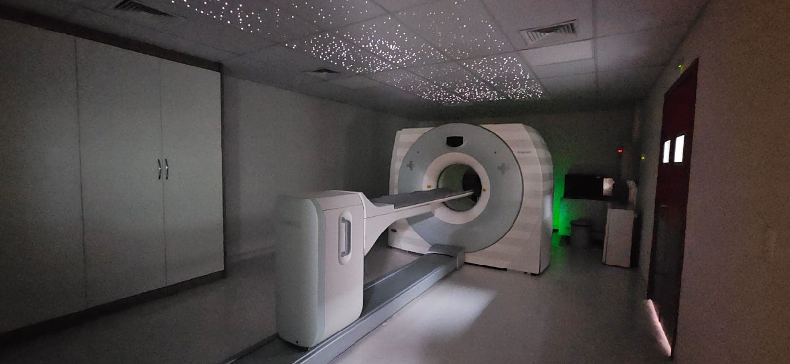 A sala do PET/CT da Nuclear — com teto de céu estrelado para o conforto do paciente durante o exame.