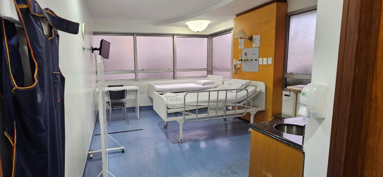 Quarto terapêutico individual da Nuclear — o primeiro do Espírito Santo, com conforto e segurança durante o período de iodoterapia.